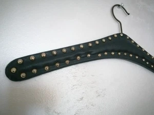 LAST ONE Vintage Skai Kunstleder Nieten Kleiderbügel Kleiderbügel schwarz - Bild 1 von 12
