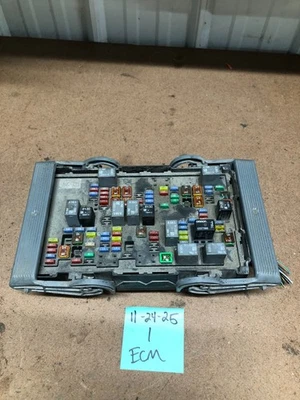 Chevrolet Silverado 1500 2007-2009 caja de fusibles de motor OEM 25905684 WX Foto 1 de 4