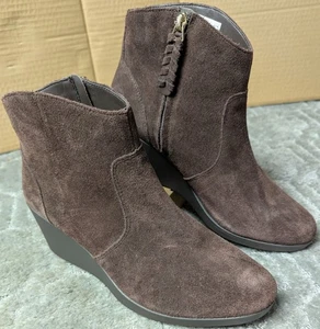 Crocs Leigh Damen-Stiefeletten Keilabsatz Größe 10 braun Stiefel seitlicher Reißverschluss minimalistisch - Bild 1 von 10