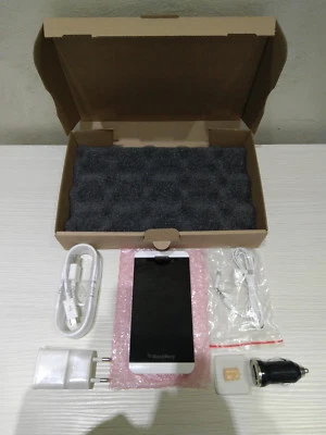 BLACKBERRY Z10 WHITE 8 MEGAPIXEL 3G EDGE WIFI GPS NFC CELLULARE VINTAGE - Immagine 1 di 4