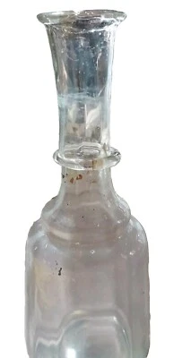 Antico vetro museale con presa ad anello. Sec. XVI-XVII, manifattura veneziana - Immagine 1 di 4