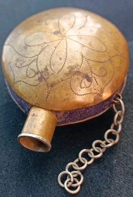 Vintage beautiful patterned gunpowder flask. - Image 1 of 4