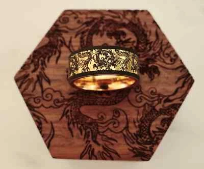 Anillo de banda de dragón enchapado en oro de 18 quilates grabado en negro y oro para hombre - 8 mm Foto 1 de 4