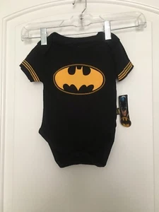 1 Stück Batman Kleinkind Baby Jungen Druckknopf Schritt Shirt Größe 12 Monate schwarz gold - Bild 1 von 11