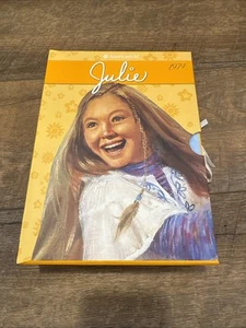 American Girl Julie Set mit 6 Softcover Büchern und Spiel in Schachtel - 2007 - Bild 1 von 10