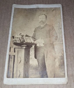Armadio Card Dottore con la Sua Borsa Mostra Bottiglie Strumenti Medicina Dr. Engleman - Foto 1 di 3
