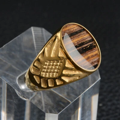 Elegante anillo de sello de acero inoxidable chapado en oro con incrustaciones de madera para hombre  Foto 1 de 4
