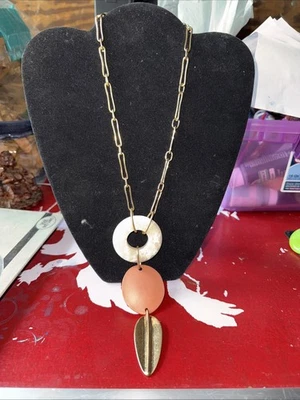 Collar llamativo tótem para mujer Robert Lee Morris Foto 1 de 4