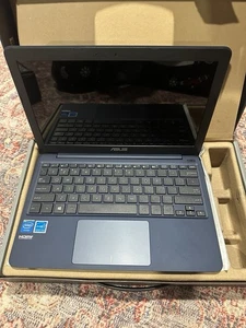 ASUS EeeBook X205TA 11.6" Intel Atom Processor Windows 10 - 32GB - Picture 1 of 3