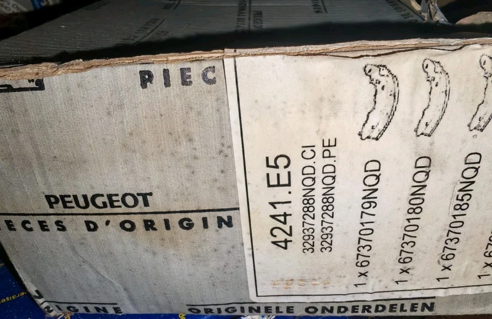 GENUINE PEUGEOT 205 306 309 CITROEN XSARA ZX REAR BRAKE SHOE SET 4241E5 - Image 1 of 1