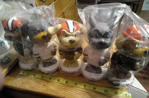 original vintage 5 Cleveland Browns NFL Football Dawg Bobblehead set  never open Cover
