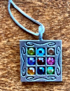 Collana con ciondolo quadrato multicolore 16 1/2" bigiotteria retrò - Foto 1 di 2