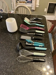 12 Kitchenaid Utensilien in verschiedenen Artikeln und Farben und ein Kitchenaid Topf (LS) - Bild 1 von 8