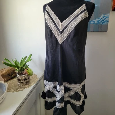 Camisón Victoria’s Secret negro satinado encaje sin cordones talla L correas ajustables transparentes Foto 1 de 4