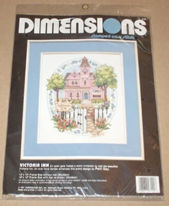 1991 Dimensions Welcome "Victoria Inn" kit punto croce timbrato nuovo con scatola 12x14" - Foto 1 di 2