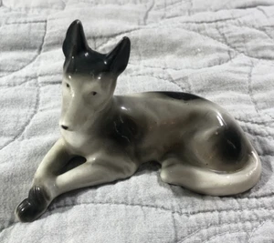Estatuilla de perro gran danés vintage de porcelana negra blanca con patas cruzadas - Imagen 1 de 4