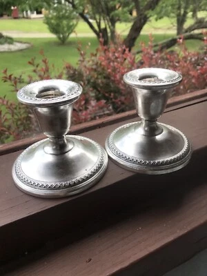 Par de candelabros antiguos Roger’s Sterling reforzados con peso Foto 1 de 4