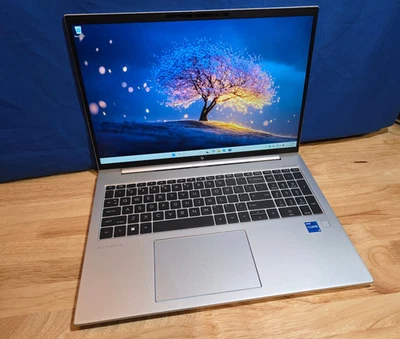 HP EliteBook 860 G10 i5-1335U 1,30 GHz 32 GB RAM 512 GB NVMe SSD Windows 11 Pro Foto 1 de 4