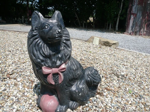 GORGEOUS OLD BLACK SHEPERD DOG VINTAGE CEMENT/CONCRETE GARDEN STATUE RED BALL Cover