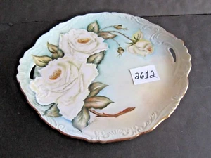 Antike 11 3/4 Zoll Kuchenplatte handbemalt große weiße Rosen signiert Howard   - Bild 1 von 5