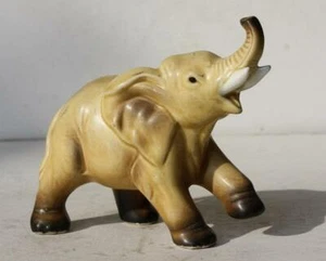 Estatuilla de elefante tronco izquierdo en funcionamiento cerámica porcelana pintada a mano Japón - - Imagen 1 de 1
