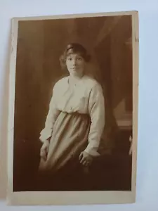 RPPC Photograph Young Woman Studio Portrait (2) - Foto 1 di 3