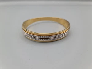 Eleganter, mehrreihiger Armreif mit funkelndem Strass in edler Goldfarbe. - Bild 1 von 10