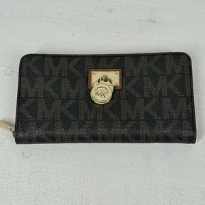 Candado Michael Kors MK Signature Logo Cremallera Alrededor Tono Dorado 10 Tarjeteros Marrón - Imagen 1 de 6