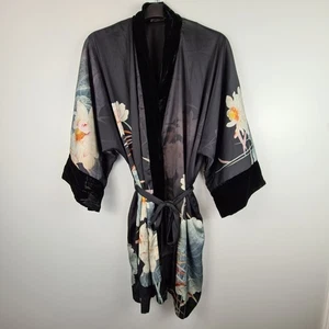 KIM + ONO Kim und Ono Maren kurzer Kimono Wickel Morgenmantel schwarz Blumen Samtbesatz MANGEL - Bild 1 von 10