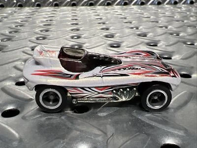 HOT WHEELS CAT A PULT 1998 M.I.FINAL RUN WHITE WITH FANCY PAINTING STRIP DESIGN - Image 1 of 4