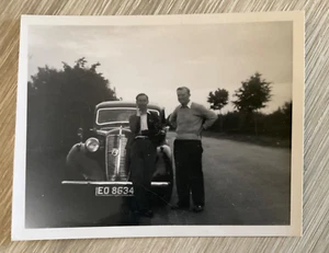 VINTAGE CLASSIC AUSTIN CAR PHOTOGRAPH - MEASURING 14 X 9 CM ref. C3 - Picture 1 of 2