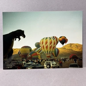 Foto encontrada de colección de los años 90 globo aerostático reuniendo coches dinosaurios Hills Utah - Imagen 1 de 2