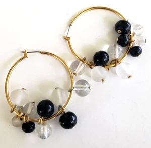 Vintage mattierte klare & schwarze Glasperlen goldfarbene Creolen Ohrringe 2 Zoll - Bild 1 von 5