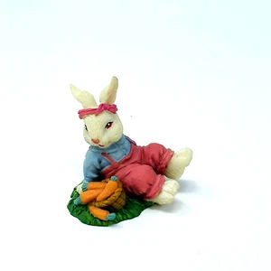 Miniatur Dorf Osterhase Figur 2" sitzender Hase hat ihre Karotten fallen lassen - Bild 1 von 5