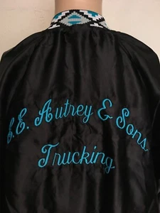 CHAQUETA BOMBER SATINADA CON RIBETE SUROESTE Vinta Años 80 Negra Hecha en EE. UU. 2XL Autoy Trucking - Imagen 1 de 12