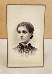 Antikes CDV Foto JUNGE FRAU KURZE HAARE Photograph von FITTON Worcester Mass - Bild 1 von 2