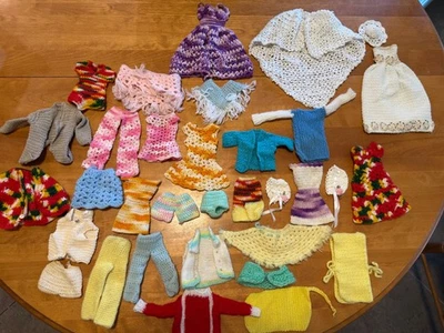 DE COLECCIÓN AÑOS 70 HECHOS A MANO ROPA BARBIE Y KEN VESTIDOS PANTALONES SUÉTERES BODA Foto 1 de 4