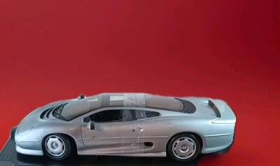 Maisto 1992 Silver Jaguar XJ220 On Display Silver 1992 ~ 1:12 Die Cast w/Box - Image 1 of 4
