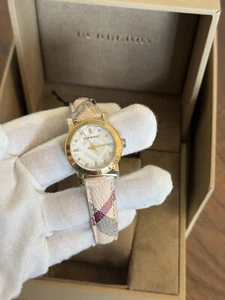 Reloj Burberry para dama The Classic City 26 mm oro amarillo diamante BU9226 - Imagen 1 de 7