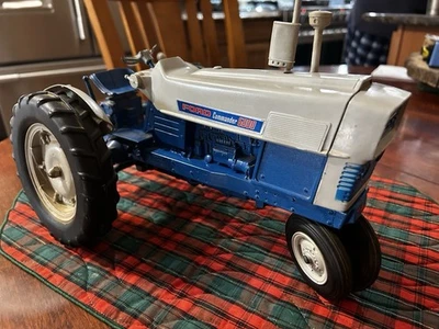 Ford Commander 6000 1965 Hubley 1:12 azul blanco NF 3 puntos tractor de juguete agrícola, nuevo Foto 1 de 4