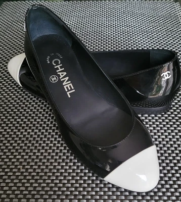 AUTÉNTICOS NUEVOS ZAPATOS PLANOS BAILARINA CHANEL NEGRO BLANCO CHAROL LOGOTIPO CC 35C Foto 1 de 4