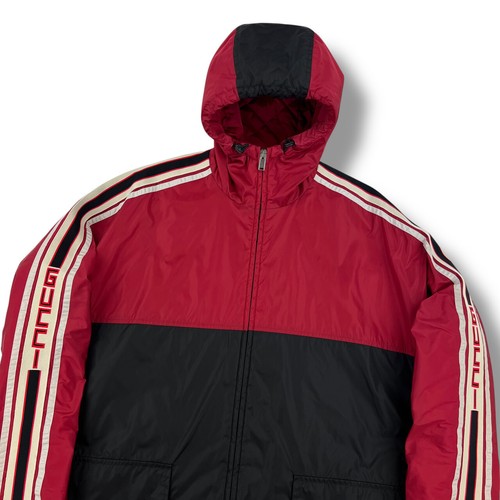 Cappotto parka Gucci nero e rosso in nylon con logo a righe