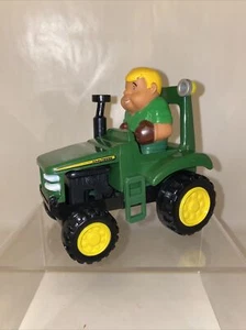 John Deere Spielzeugtraktor mit Fahrer ~ Bewegung lässt Motorhaube knallen 4-2*O - Bild 1 von 7