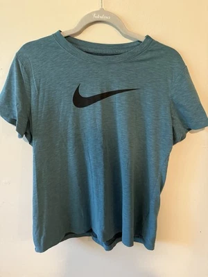 Camiseta Nike feminina verde/azulada tamanho grande Dri-Fit The Nike preta Swoosh  - Imagem 1 de 4