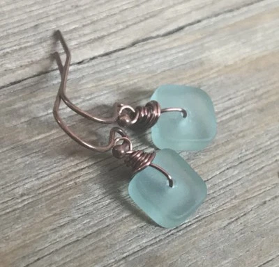 Серьги ремесленника Min Favorit из бирюзового стекла и морского стекла квадратные и муравьиные медные миниатюрные - Изображение 1 из 4