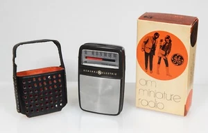 Vintage GE General Electric AM Transistor Radio Model P2700 Taiwan 1968 - Picture 1 of 17