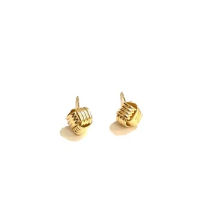 Pendientes de tachuelas de nudo cruzado acanalado de oro amarillo liso de 14 K - Imagen 1 de 4