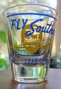 Southern Airways 1957 "Fly Southern" vaso de chupito - 8º AÑO DE PROGRESO - Imagen 1 de 5