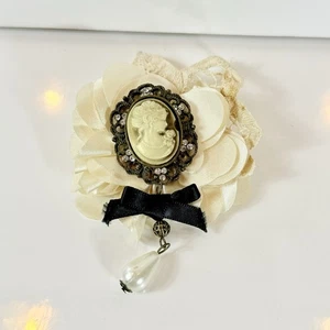 Vintage Kamee Brosche weiß & schwarz Ton Borte schwarzes Band Quaste Anstecknadel - Bild 1 von 6