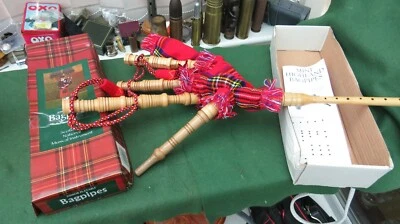 JUEGO DE GAITAS JUGABLES JUNIOR CON EL TARTÁN ROYAL STEWART Foto 1 de 4